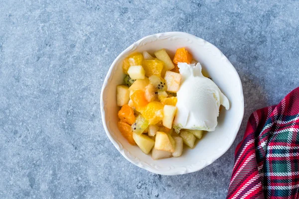 Fruit Salad with Vanilla Ice Cream in Ceramic Bowl. — Stock Photo, Image