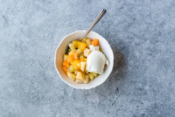 Salada de frutas com sorvete de baunilha em tigela de cerâmica . — Fotografia de Stock