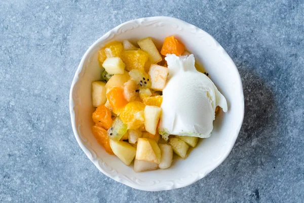 Salada de frutas com sorvete de baunilha em tigela de cerâmica . — Fotografia de Stock