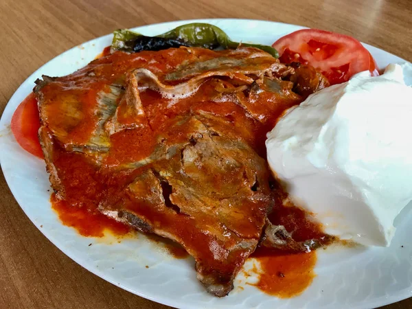 Iskender Doner / Comida tradicional turca con yogur / yogur —  Fotos de Stock