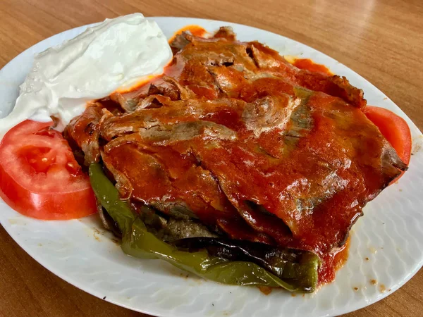 İskender döner / geleneksel yemek yoğurt ile / yoğurt