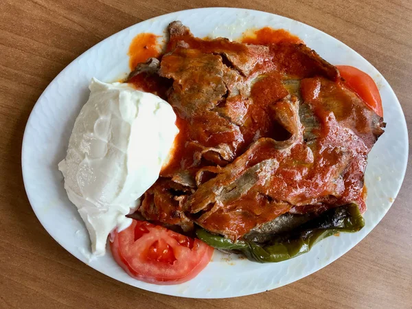İskender döner / geleneksel yemek yoğurt ile / yoğurt