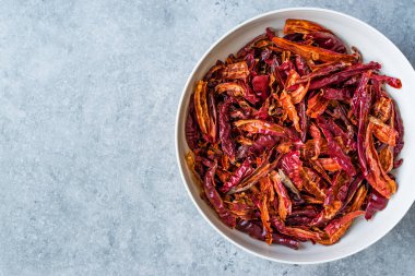 Kase kurutulmuş kırmızı Chili veya Chilli Cayenne Pepper yığını.