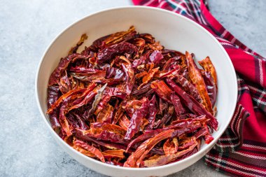 Kase kurutulmuş kırmızı Chili veya Chilli Cayenne Pepper yığını.