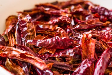 Kase kurutulmuş kırmızı Chili veya Chilli Cayenne Pepper yığını.