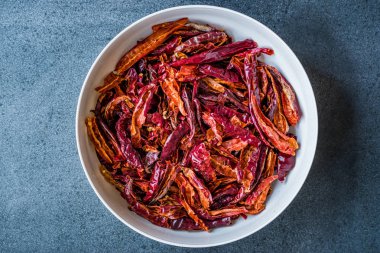 Kase kurutulmuş kırmızı Chili veya Chilli Cayenne Pepper yığını.