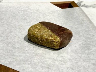 Çikolata kaplı fıstıklı yeşil protein Bar