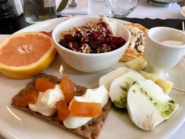 Böğürtlen granola, yoğurt, mozzarella, Pan ile kahvaltı plakası