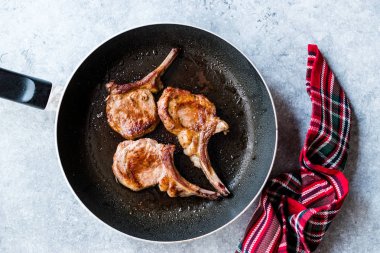 Pan 'da kızarmış Kuzu pirzola. Izgara ve sote