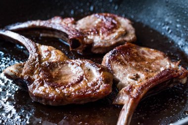 Pan 'da kızarmış Kuzu pirzola. Izgara ve sote