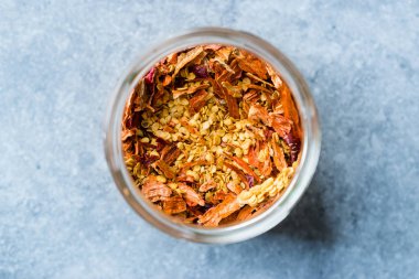 Cam kase kurutulmuş Chili biber flakes ve tohumlar.