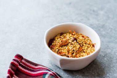 Kırmızı sıcak kurutulmuş Chili biber flakes ve tohumlar.