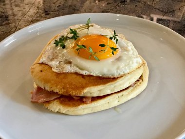 Kızarmış yumurta, gevrek Bacon ve Kekkli tuzlu gözleme sandviç 