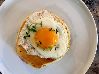 Kızarmış yumurta, gevrek Bacon ve Kekkli tuzlu gözleme sandviç 