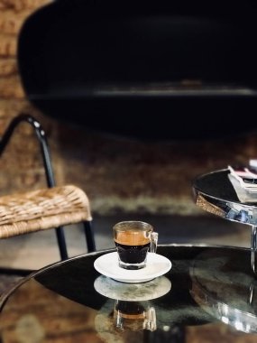 Şömine önünde kahve dükkanında servis edilen Espresso kahvesi.