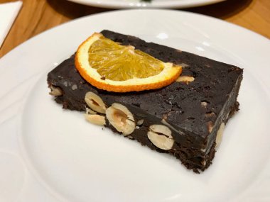 Çiğ çikolata Nut Bar un olmadan ve hiçbir şeker ile hizmet