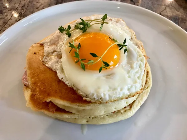 Salta pann kaka Sandwich med stekt ägg, krispig bacon och timjan — Stockfoto