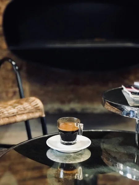 Café expreso servido en la cafetería frente a la chimenea . — Foto de Stock