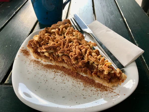 Bolo de maçã caseiro / torta de migalha na cafeteria / café — Fotografia de Stock