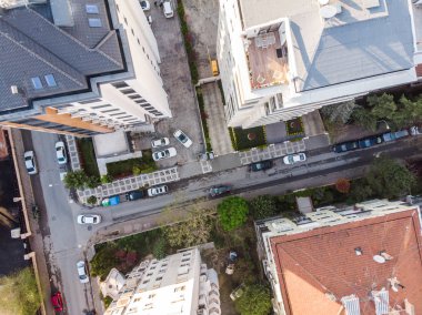 Hava drone şehir, binalar ve sokaklar görünümü 