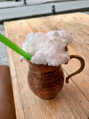 Bakırda köpük ve saman ile Türk Içeceği ayran veya sarık 