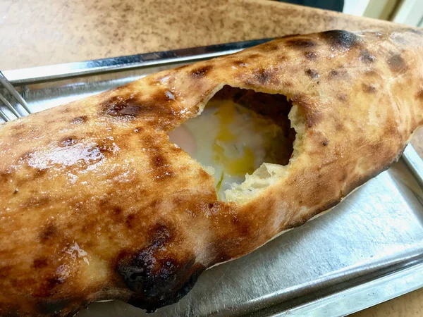 Türk Karadeniz Pide tepsi üzerinde erimiş peynirli. 