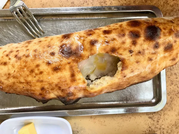 Karadeniz Pide turco con queso derretido en bandeja . — Foto de Stock