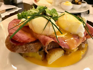 Biftek, patates ve Chives ile yumurta Benedict restoranda servis.