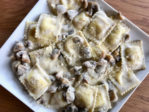 Mushroom Ravioli Pasta with Cream Sauce in Rectangular Plate. — Stock Photo, Image