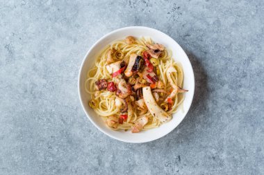 Karides, Ahtapot, Karides, İstiridye ve Kalamar ile Deniz Ürünleri Makarna Spagetti.