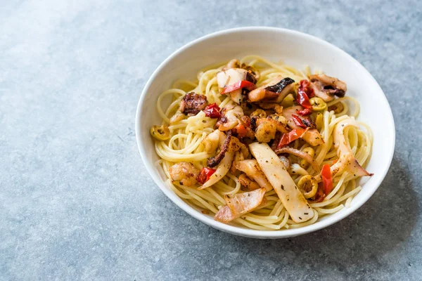 Seafood Pasta Spaghetti with Shrimps, Octopus, Prawn, Clams and Calamari. — Stock Photo, Image