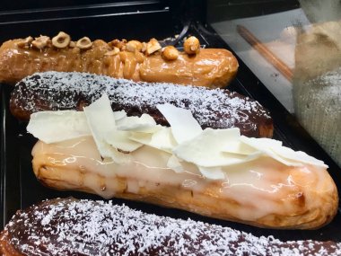 Cafe Shop Vitrininde Fransız Tatlı Eclairs