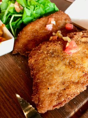 Limon Soslu ve Domatesli Sulu Şnitzel.