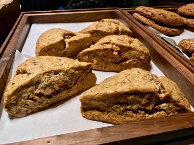 Cafe Shop Vitrininde Ahşap Tepside Scone Pasta