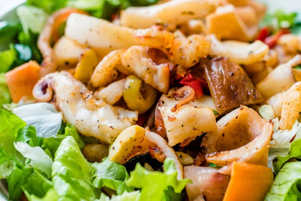 Blandning av skaldjurssallad med Calamari, räkor och bläckfisk. — Stockfoto