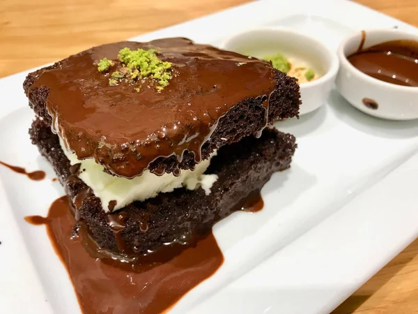 Molho de Chocolate Fluindo do Bolo com Sorvete / Brownie — Fotografia de Stock