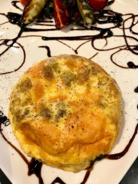 Restoranda Patatesli İspanyol Omleti ve Eritilmiş Çedar Peyniri.