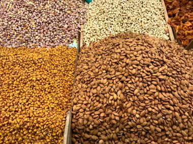 Çarşı Pazarında Satılık Kuru Fındık, Badem, Kaju, Mısır ve Yer Fıstığı.
