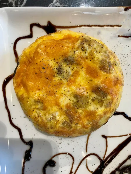 Tortilla española con patata y queso cheddar derretido servido en el restaurante . — Foto de Stock