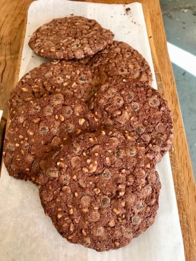 Ahşap Yüzeyli Kağıt Ta Satılık Çikolatalı Kurabiye.