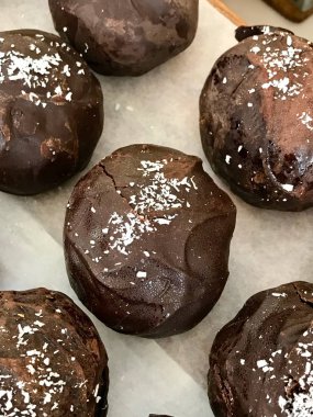 Ahşap Tepsi ile Kağıt üzerinde Hindistan Cevizi Tozu ile Çikolata Truffle Topları.