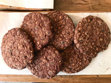 Ahşap Yüzeyli Kağıt Ta Satılık Çikolatalı Kurabiye.