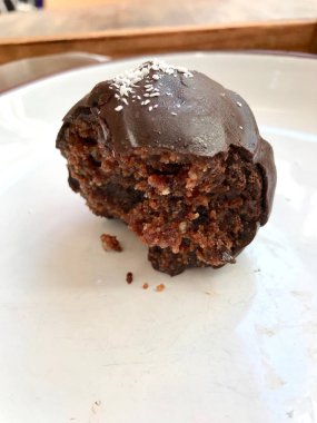 Ahşap Tepsi ile Kağıt üzerinde Hindistan Cevizi Tozu ile Çikolata Truffle Topları.