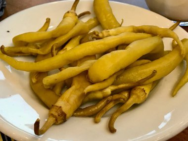 Tabak ile servis edilen Yeşil Biber Turşusu.