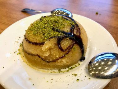 İrmik tatlısı dondurma ile / irmik helvasi / helva.