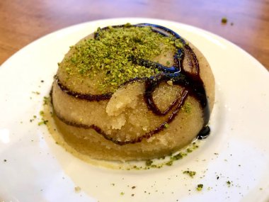 İrmik tatlısı dondurma ile / irmik helvasi / helva.