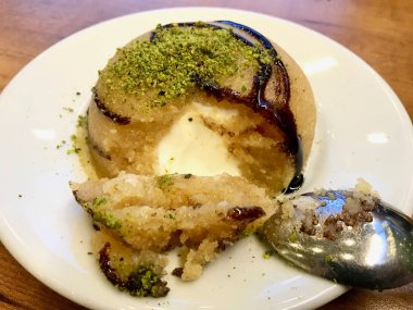 İrmik tatlısı dondurma ile / irmik helvasi / helva.