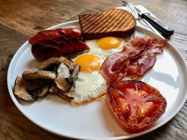 Aussie / Brioche Tost, Kızarmış Yumurta, Gevrek Pastırma Sosis, Tuzlu Krep ve Mantar ile Avustralya Kahvaltı. 