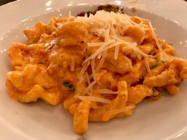 Kurutulmuş Domates, Parmesan Peynirli, Kremalı ve Tavuklu Caserecce Pesto Rosso Makarna. 