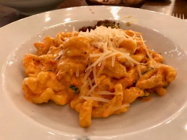 Kurutulmuş Domates, Parmesan Peynirli, Kremalı ve Tavuklu Caserecce Pesto Rosso Makarna. 